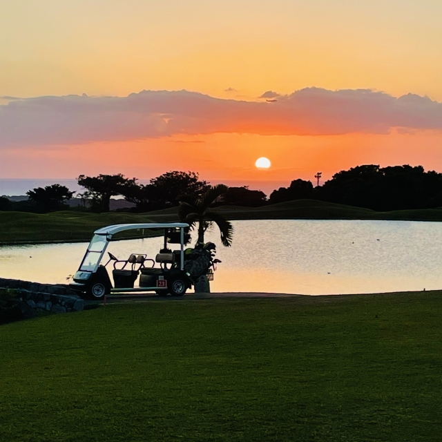 夕日、湖、ゴルフカート