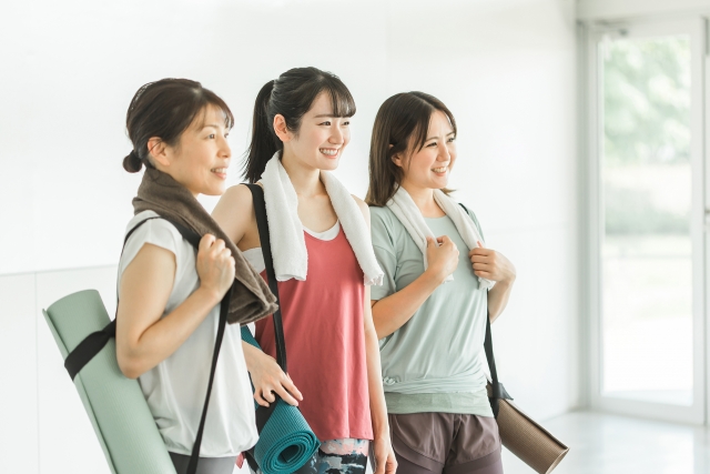 ヨガ終わりの女性3人