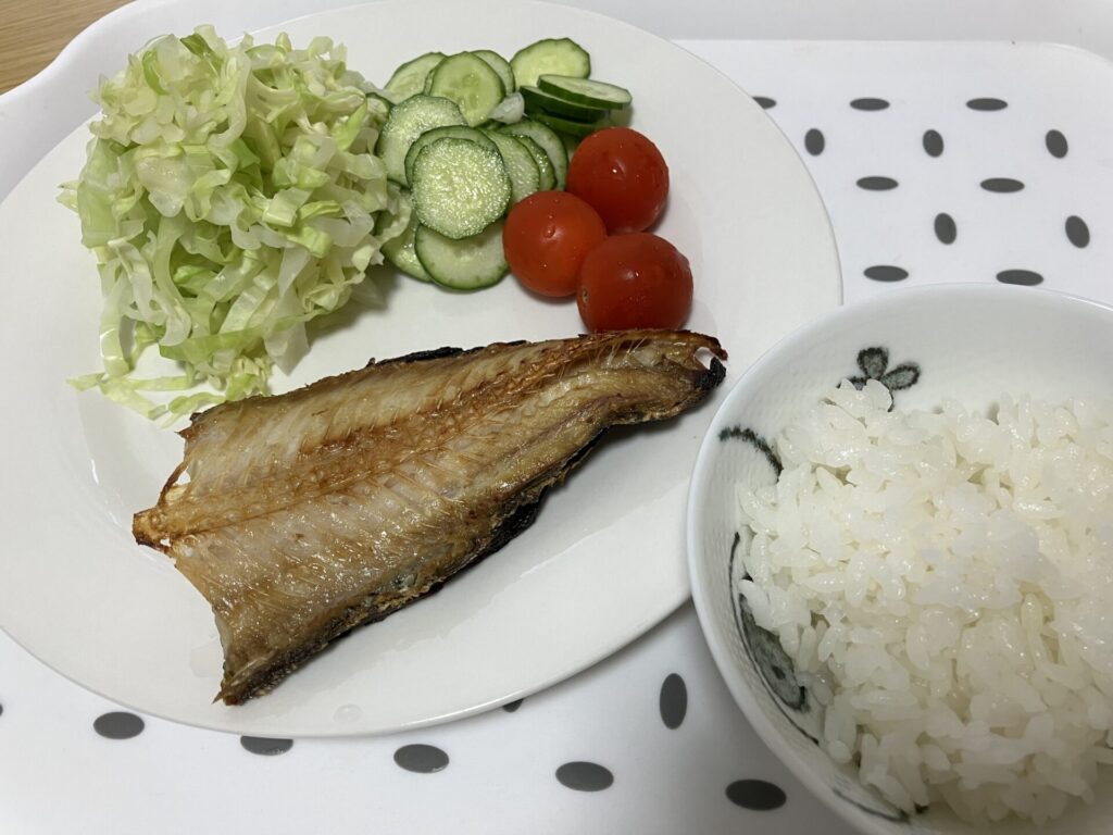 ホッケ,ご飯,キャベツ,トマト,キュウリ